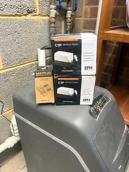 EPH C1P Detach Pro 2-port actuator boxes and EA5YPLUG 5-way wiring connectors ready to fit on a Virginia Water heating job